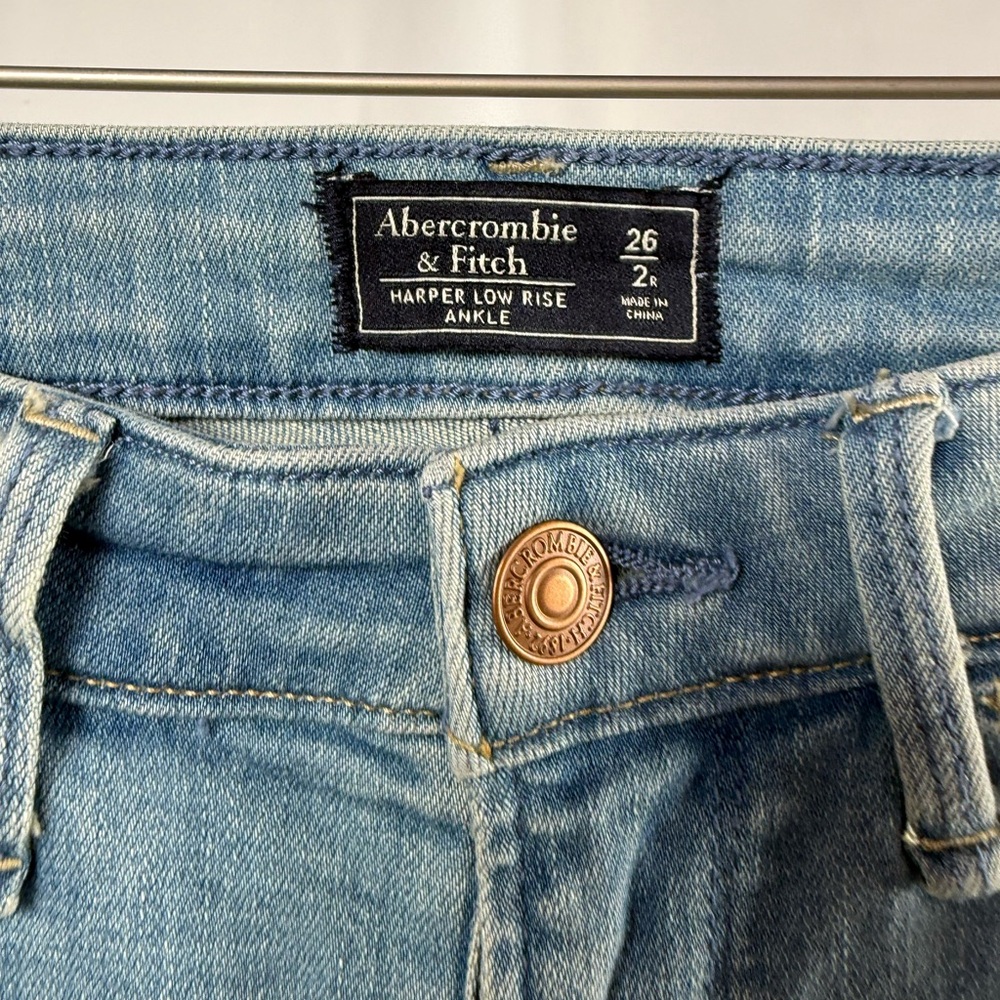 Abercrombie & Fitch Harper Low Rise Ankle Raw Hem Jeans in Distressed Blue 26 2 - Picture 4 of 9